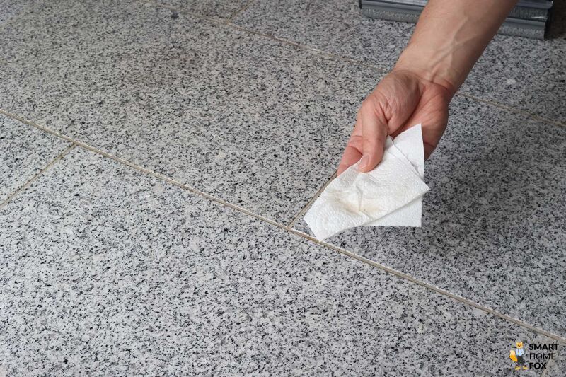 Tuchtest nach eingetrocknetem Ketchupfleck